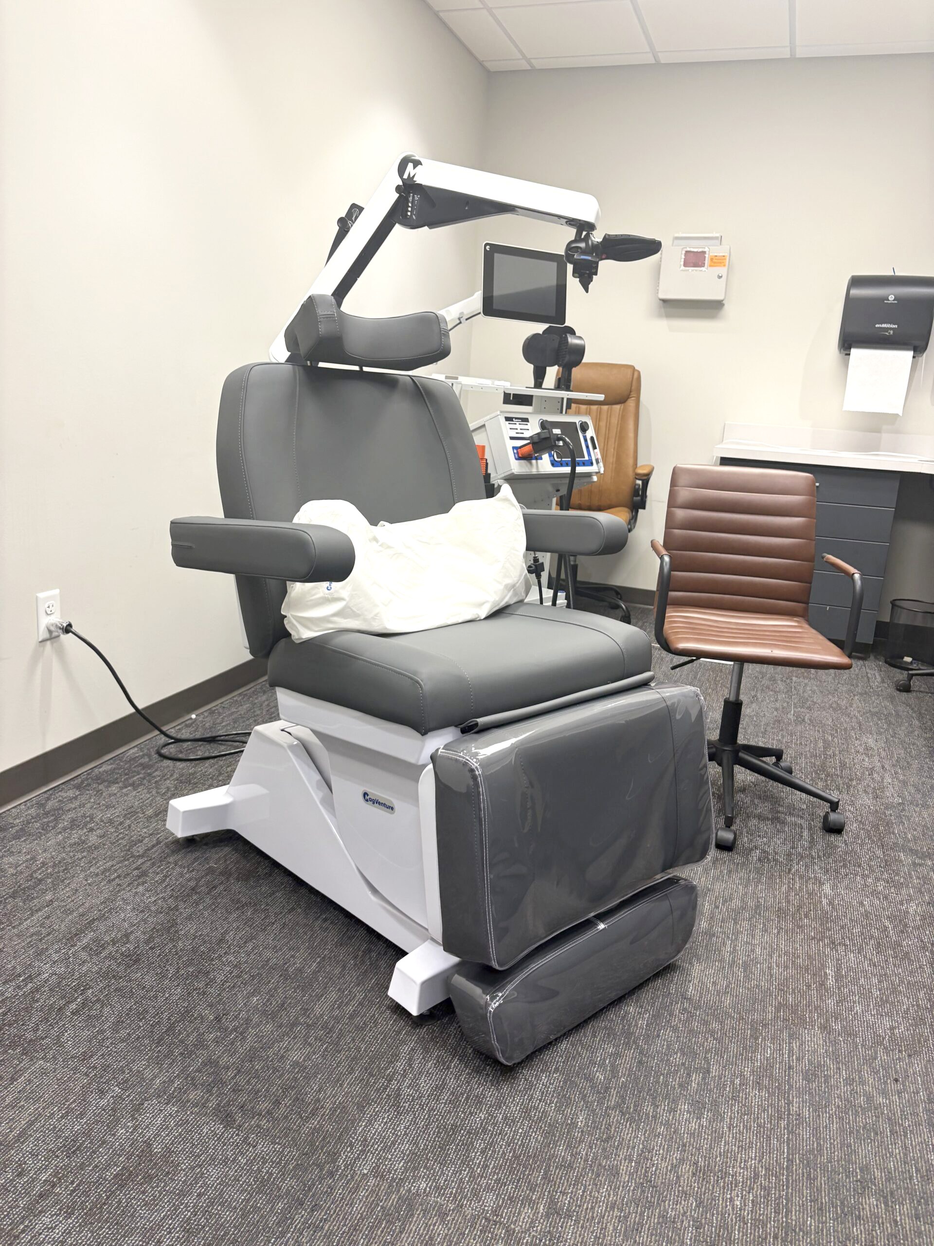 TMS therapy equipment and treatment chair in the DTIP Dallas clinic TMS therapy equipment and treatment chair in the DTIP Dallas clinic